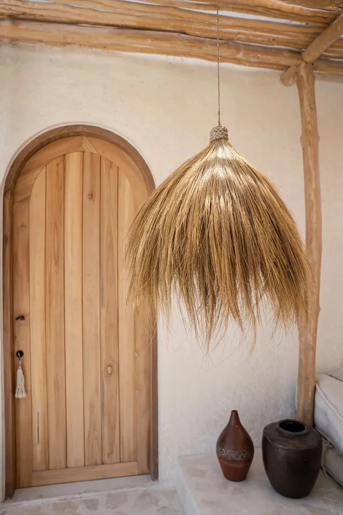 Suspension rustique en paille pour un éclairage naturel et chaleureux dans la cabane