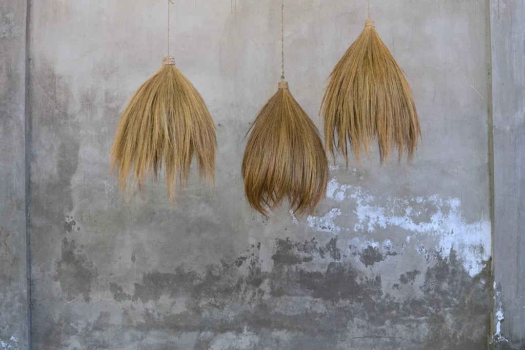 Trois suspensions en paille pour le luminaire Le pendentif de cabane Rayung Naturel M