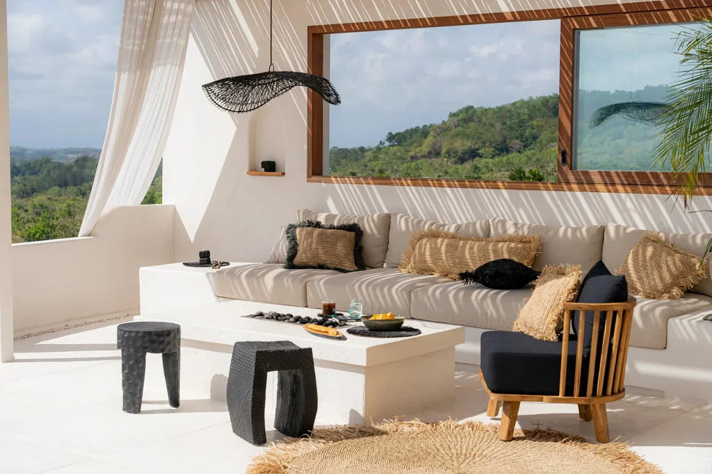 Espace extérieur élégant avec le produit Le Pendentif Chapeau Noir L