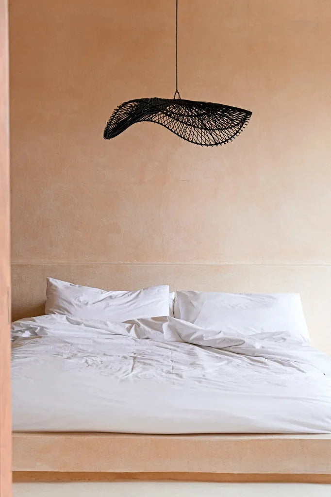 Suspension en tissage noir Le Pendentif Chapeau Noir L pour décoration moderne
