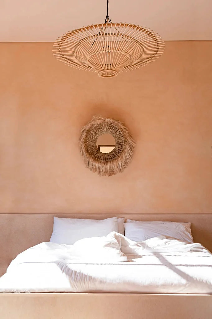 Luminaire en suspension Le pendentif ciel Naturel L avec miroir dans une chambre élégante