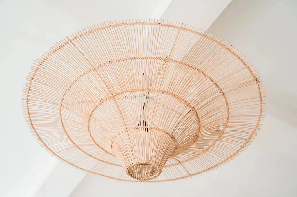 Luminaire suspendu en bambou tissé pour une ambiance naturelle et élégante