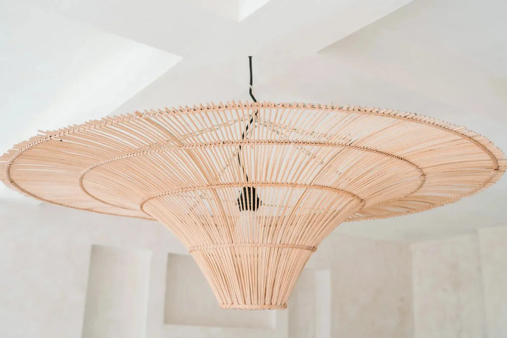 Luminaire suspendu en rotin tissé pour une illumination naturelle et élégante