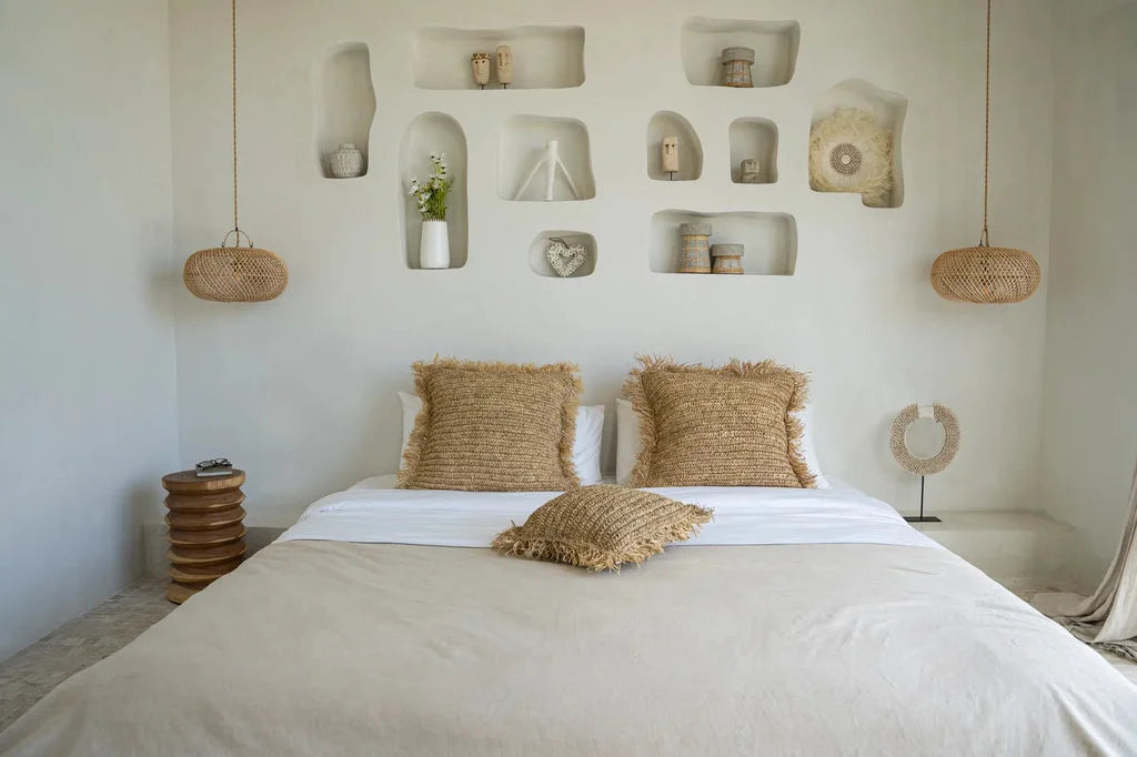 Chambre neutre avec niches murales intégrées dans le produit Le pendentif entièrement Naturel S