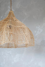 Suspension en rotin tressé Le pendentif fouetté Naturel M pour décoration intérieure