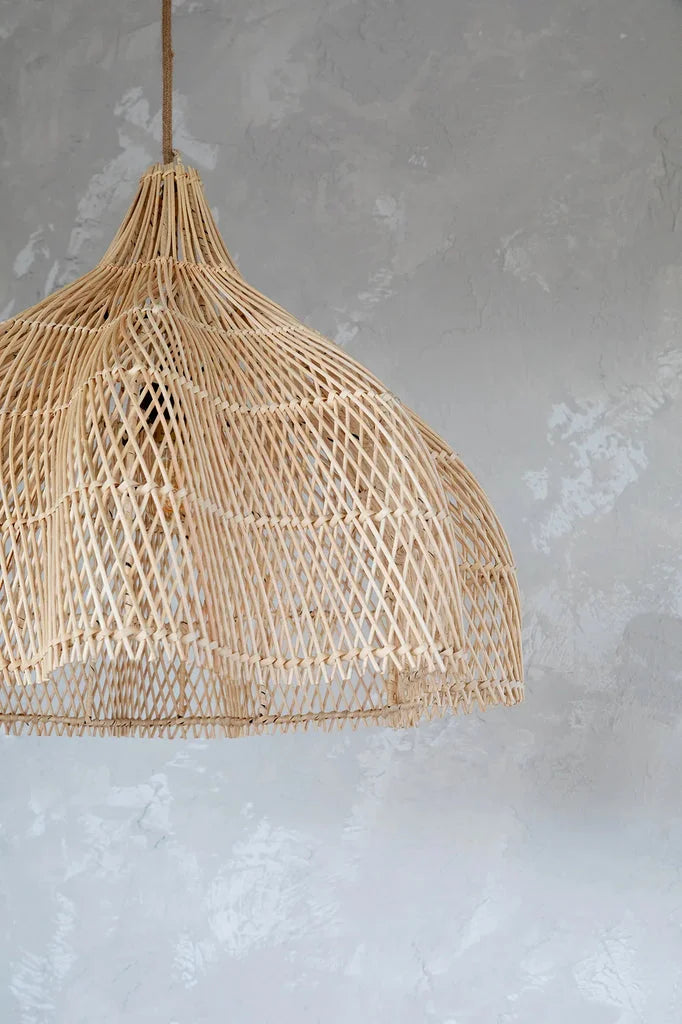 Suspension en rotin tressé Le pendentif fouetté Naturel M pour décoration intérieure