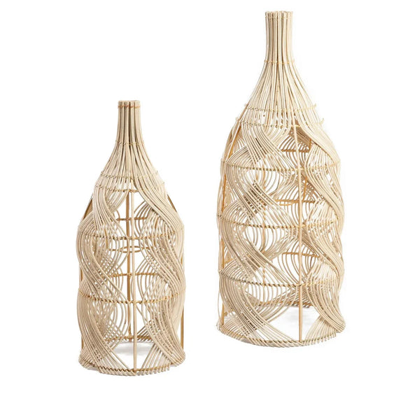 Deux vases en rotin tissés en forme de bouteille, Le Pendentif Garaffa Naturel L