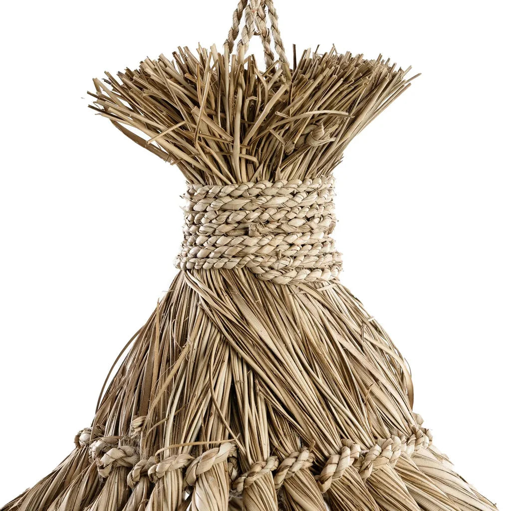 Section de toit en chaume du pendentif Guagua Naturel L sur fond blanc