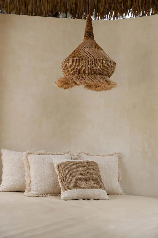 Salle bohème avec lampe en osier et coussins à franges pour le Le Pendentif Hippy Tipi Naturel L