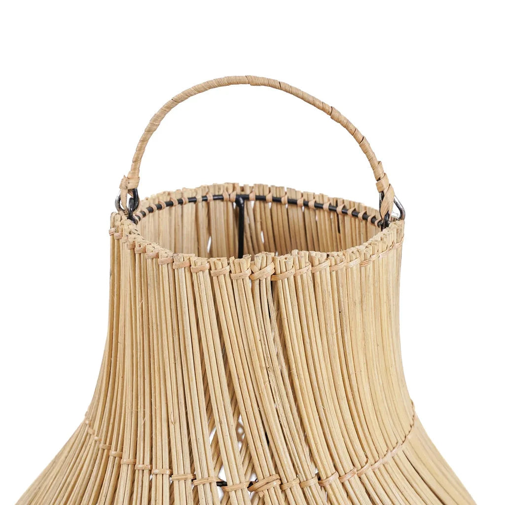 Panier en rotin tressé avec poignée pour le produit Le pendentif Kendi Naturel L