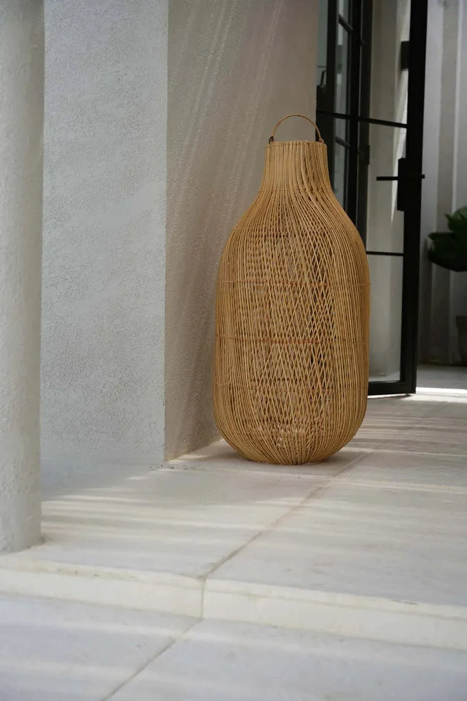 Vase de sol en rotin tissé pour décoration intérieure dans la collection Le Pendentif Kendi Naturel L
