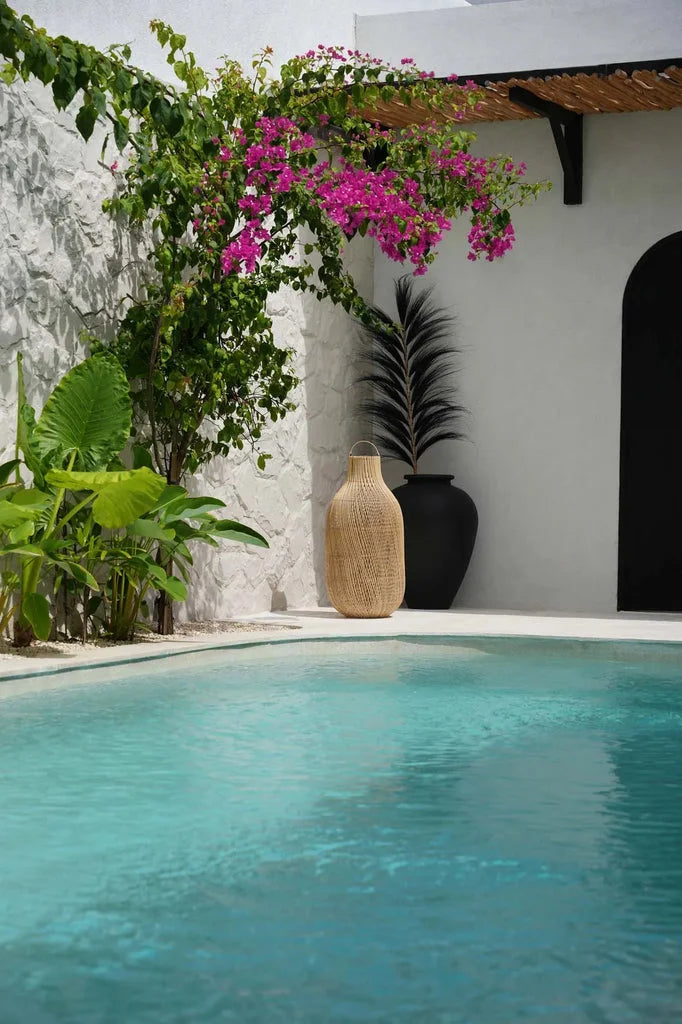 Scène paisible au bord de la piscine avec le pendentif Kendi Naturel L