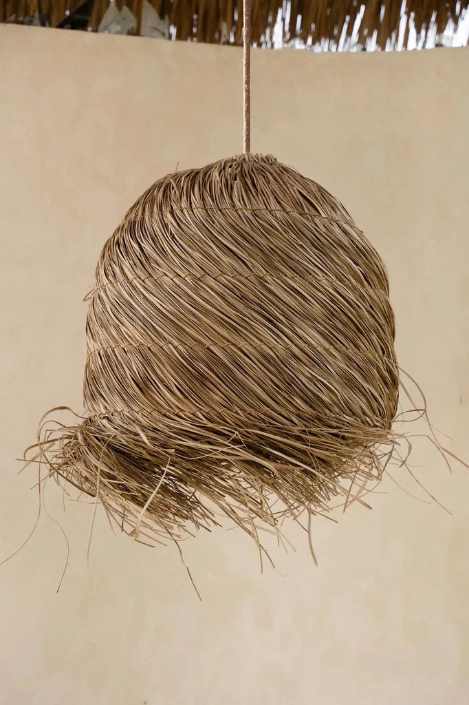 Sphère suspendue en paille enveloppée dans le pendentif maléfique Naturel