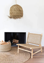 Chaise tissée avec cadre en bois clair du produit Le Pendentif Maléfique Naturel