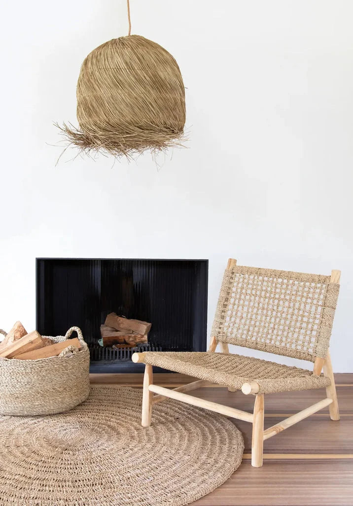 Chaise tissée avec cadre en bois clair du produit Le Pendentif Maléfique Naturel