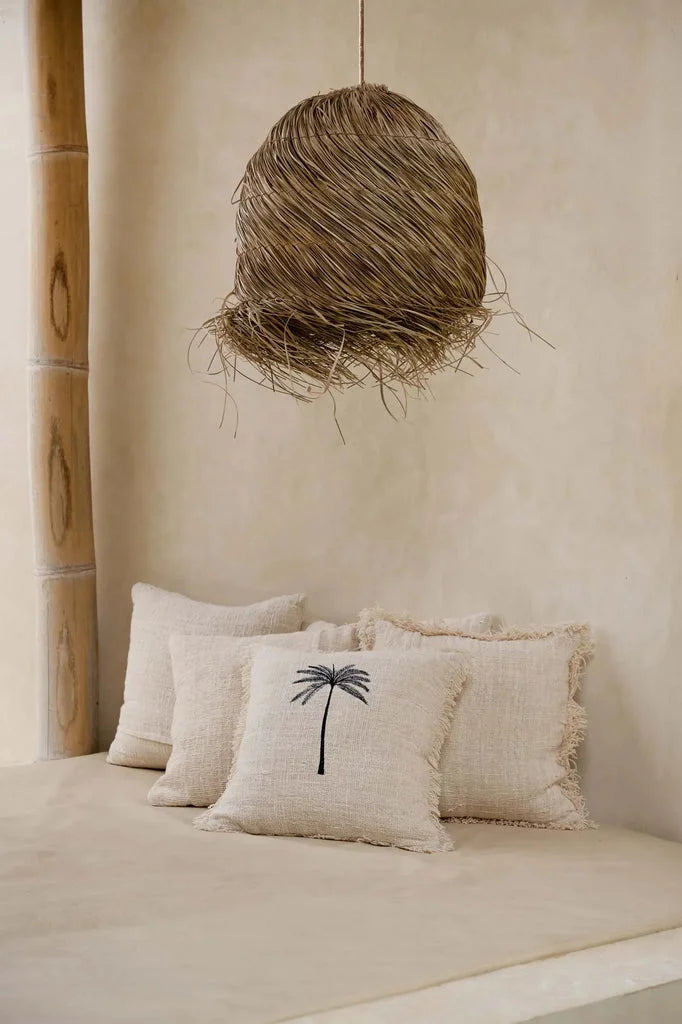 Luminaire en paille tissée pour le produit Le Pendentif Maléfique Naturel