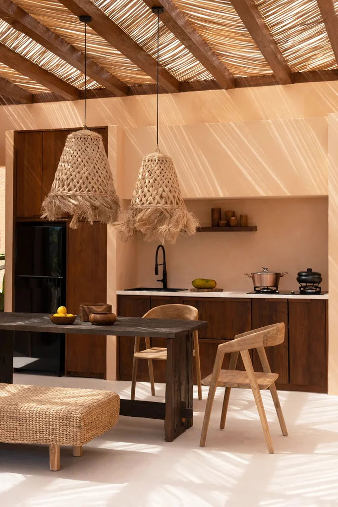 Ampoule suspendue en abaca nature pour une cuisine bohème chic et chaleureuse