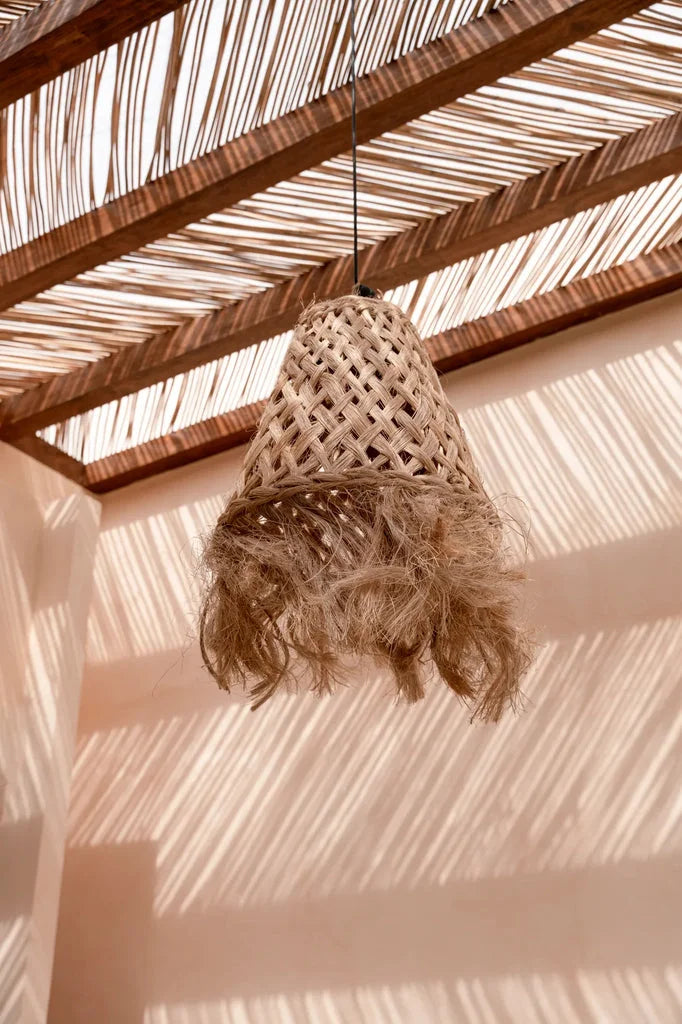 Suspension en abaca avec franges pour une ambiance naturelle et chaleureuse