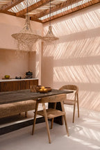 Luminaire Le pendentif Mykonos Naturel M dans une salle à manger rustique chaleureuse