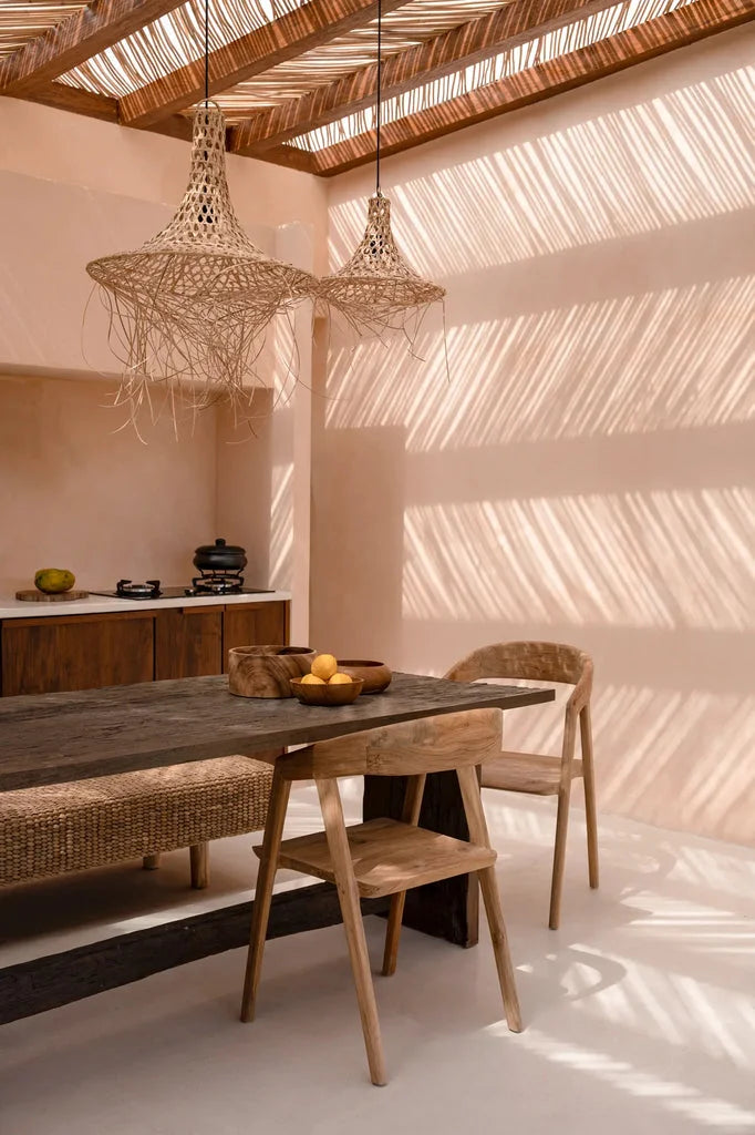 Luminaire Le pendentif Mykonos Naturel M dans une salle à manger rustique chaleureuse