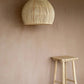 Pendélite en tissé et tabouret en bois dans le produit Le pendentif piège à homard Naturel L