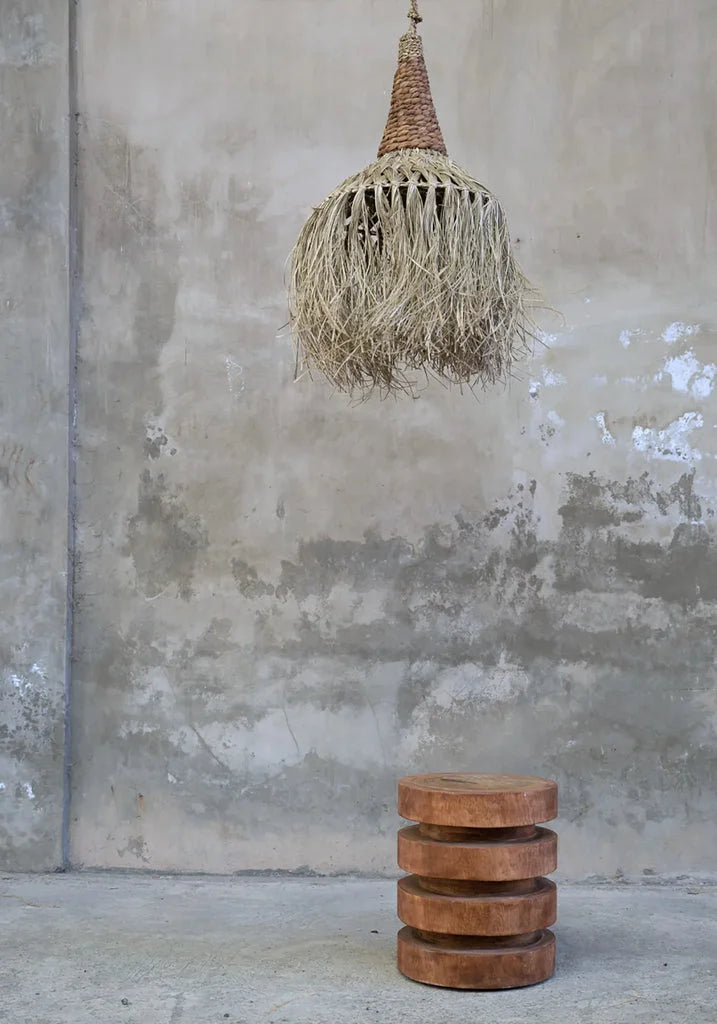 Suspension en paille naturelle et tabouret en bois empilé pour Le pendentif Playa Naturel M