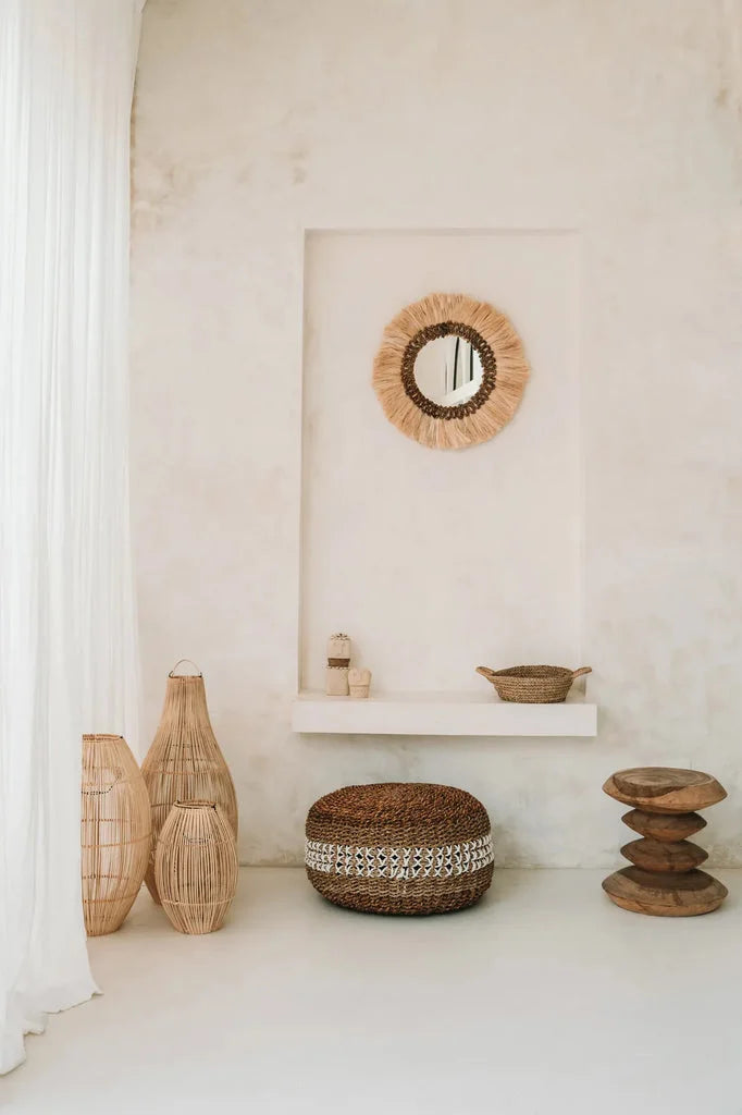 Ce pendentif Zuri Naturel Met en valeur un décor intérieur de style bohème