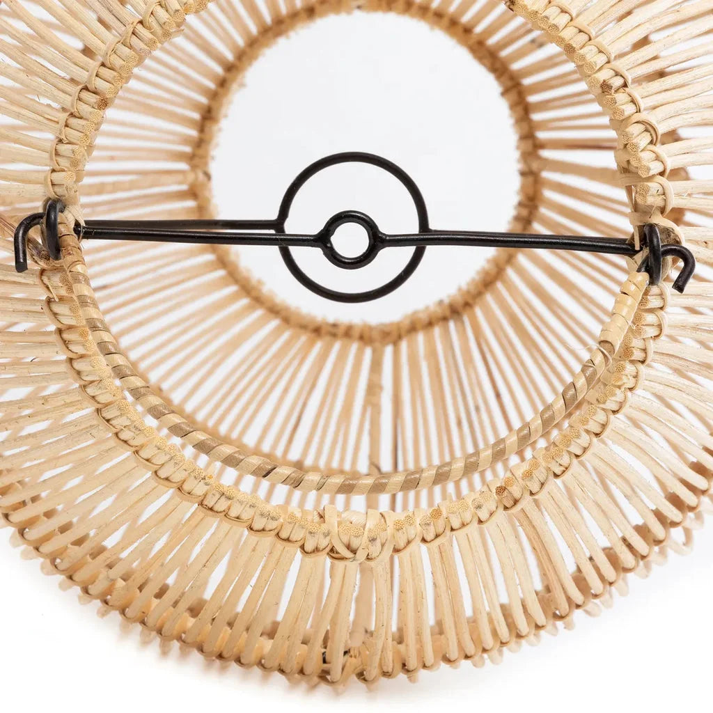 Suspension en rotin tissé avec support métallique pour le luminaire Le pendentif Zuri Naturel M