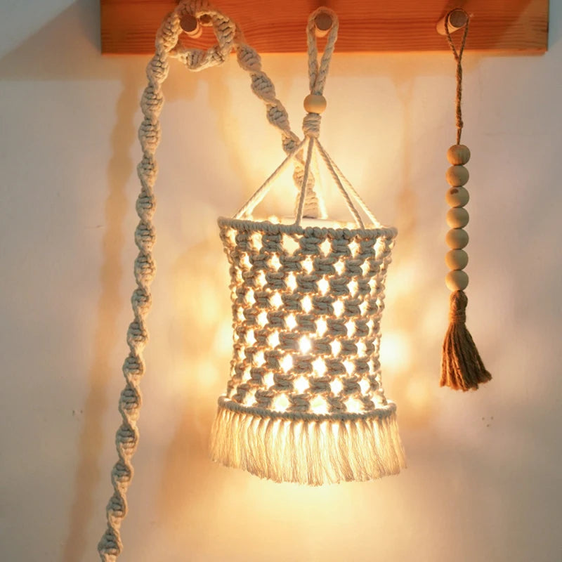 Détail du tressage artisanal du petit abat-jour en macramé modèle A.