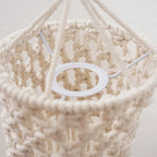 Détail des franges et des nœuds du petit abat-jour en macramé modèle B.

