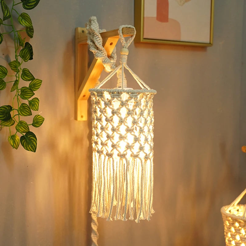 Petit abat-jour en macramé modèle B avec finition frangée, idéal pour un éclairage tamisé et décoratif.