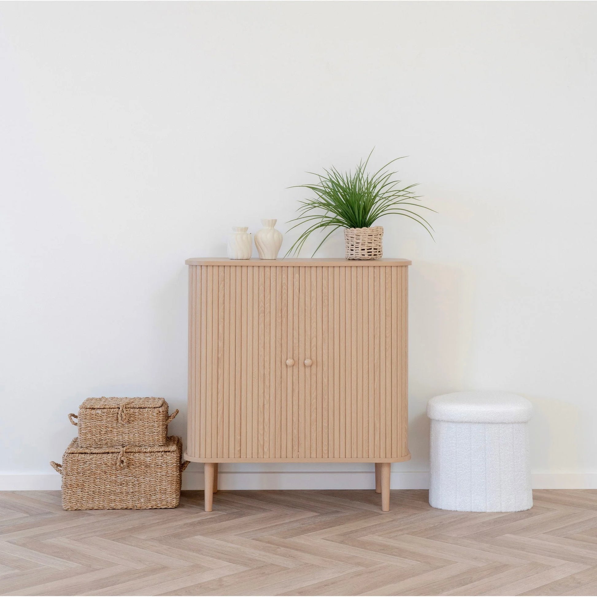 Buffet bas en bois naturel clair avec portes coulissantes striées de 80x40 cm
