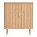 Buffet bas en bois naturel clair avec portes coulissantes striées et bords arrondis
