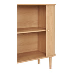 Buffet bas en bois naturel strié avec portes coulissantes et étagères élégantes