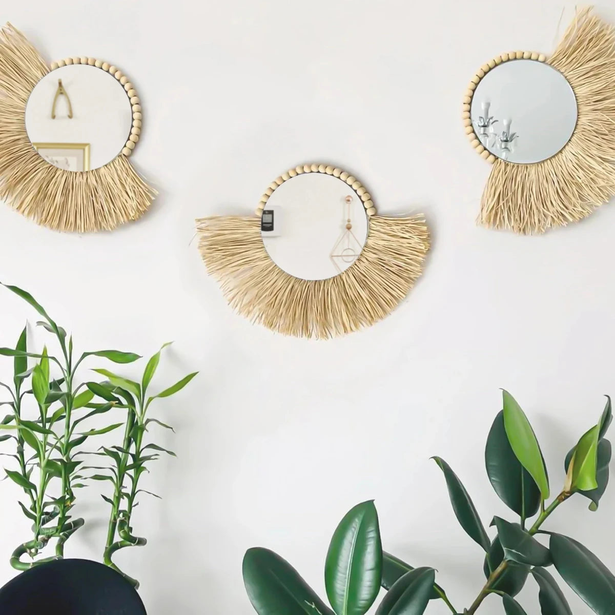 miroir raphia accroché dans un salon