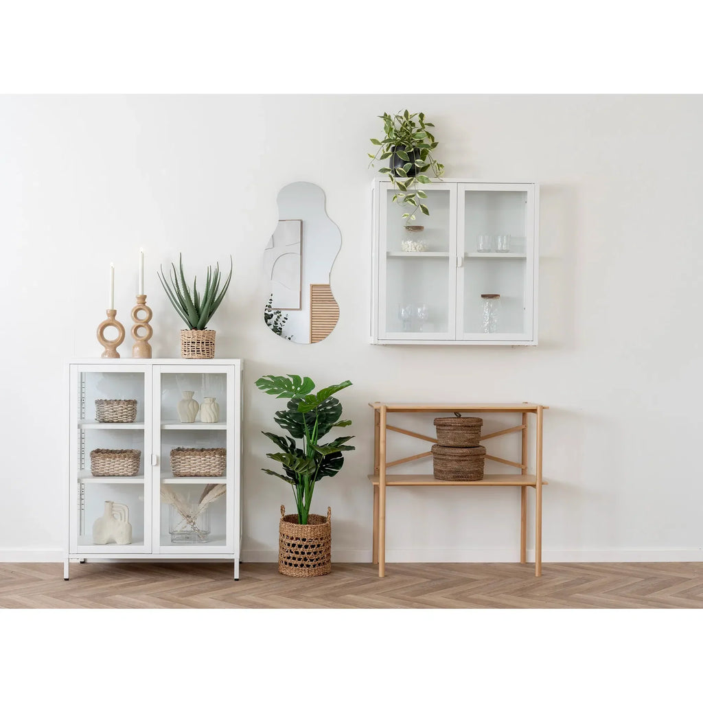 Présentation intérieure avec meuble en bambou naturel, meubles et plantes
