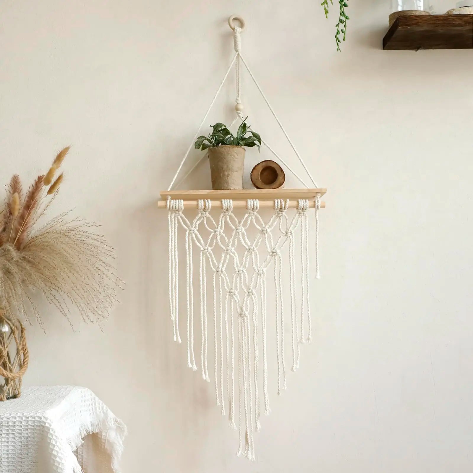 Petite étagère murale bois et macramé variante 4 en situation