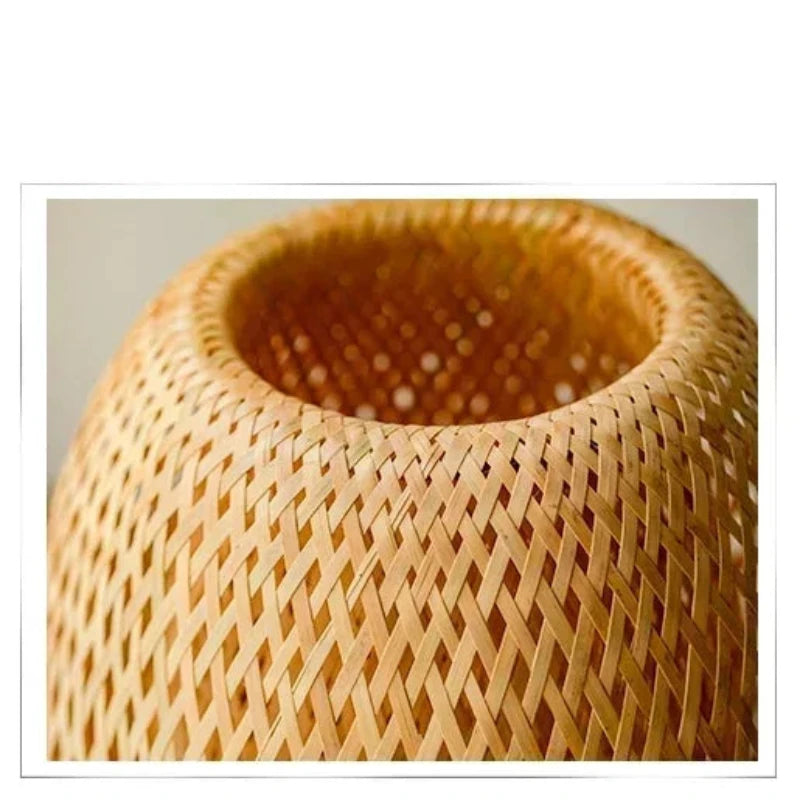 Gros plan sur le tissage naturel en bois de la petite lampe rotin