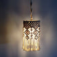 Petite suspension en macramé idéale pour une ambiance douce et chaleureuse, parfaite pour décorer votre salon ou chambre.