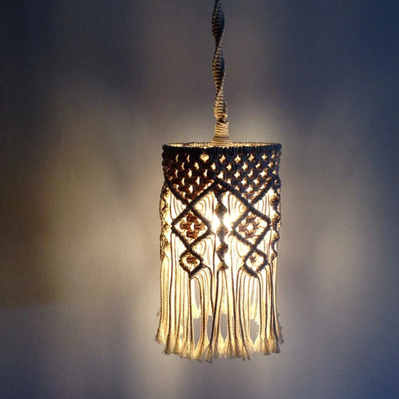 Petite suspension en macramé idéale pour une ambiance douce et chaleureuse, parfaite pour décorer votre salon ou chambre.