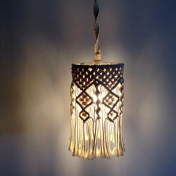 Petite suspension en macramé idéale pour une ambiance douce et chaleureuse, parfaite pour décorer votre salon ou chambre.