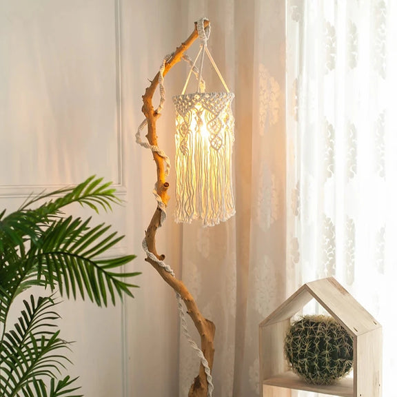  Suspension en macramé avec câble long, offrant une lumière tamisée, parfaite pour une décoration bohème élégante et pratique.