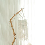  Accrochez cette petite suspension en macramé dans votre hall ou entrée pour apporter une touche de douceur et de style bohème.