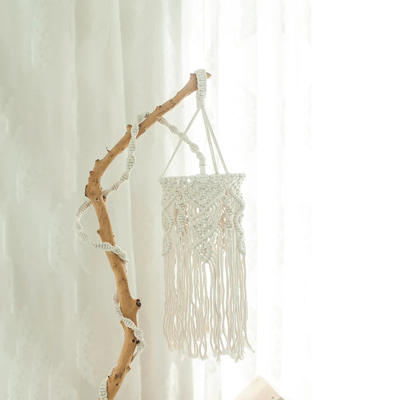  Accrochez cette petite suspension en macramé dans votre hall ou entrée pour apporter une touche de douceur et de style bohème.
