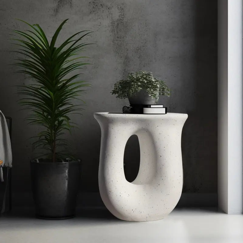 Table d'appoint design en béton clair dans un salon moderne 