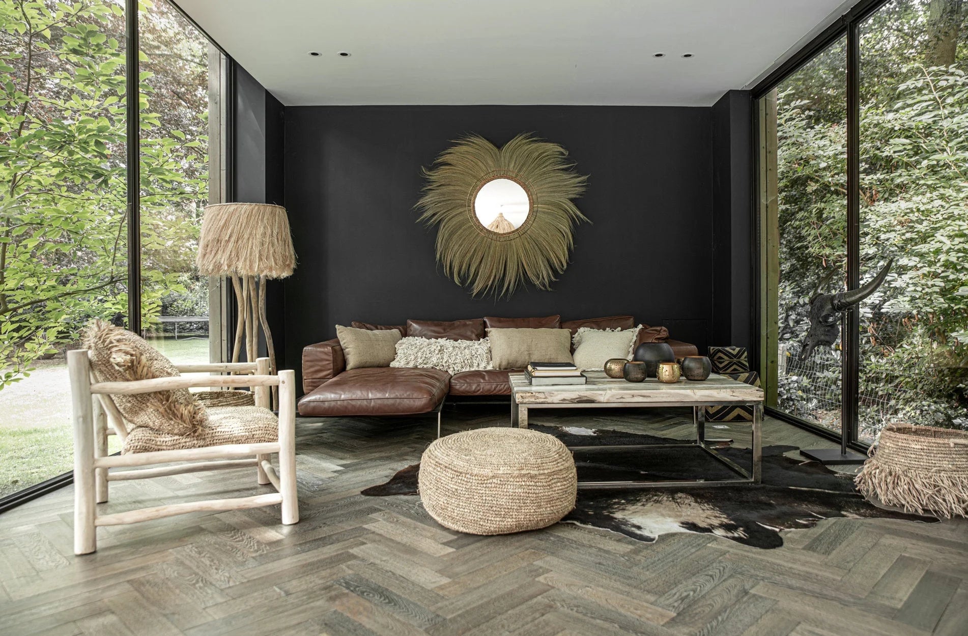 Canapé d’angle en cuir marron avec coussins et design minimaliste