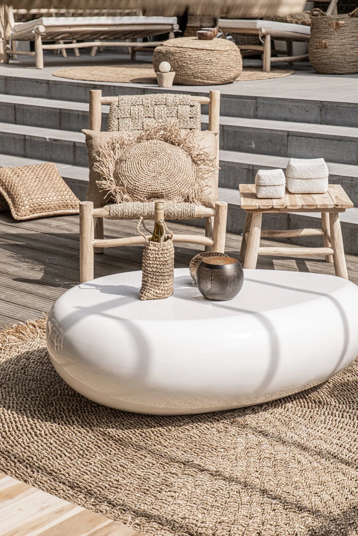 Table basse ovale blanche lisse design minimaliste moderne