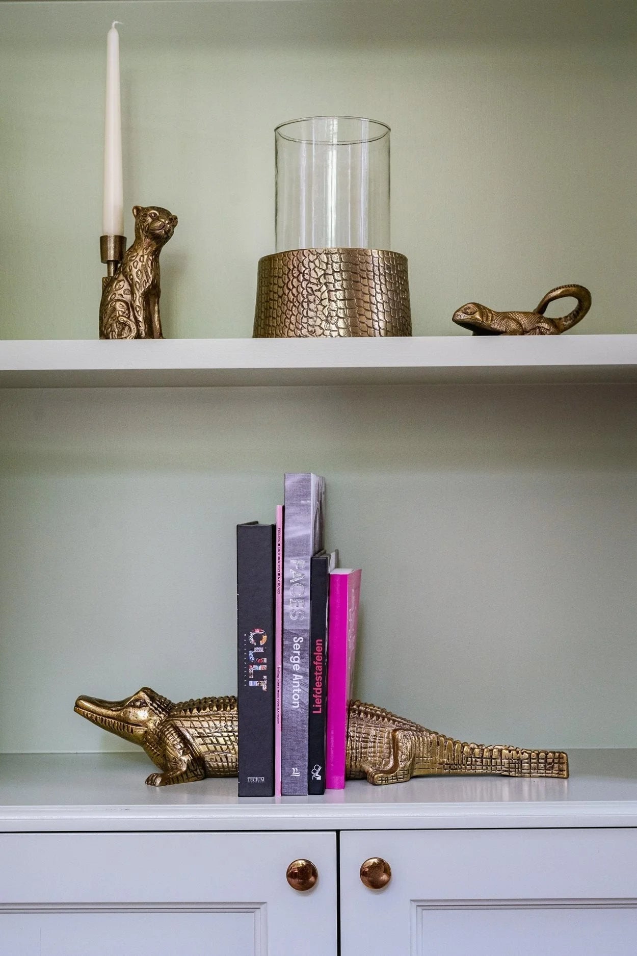 Alligator en laiton doré comme pinces à livres avec verre cylindrique, décoration élégante