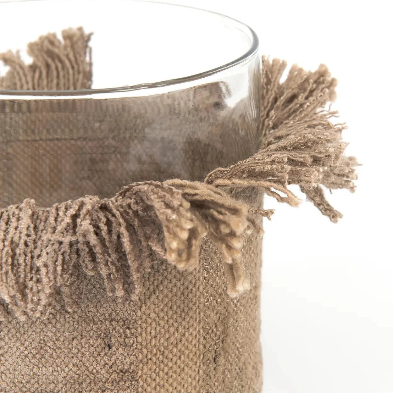 Photophore en verre avec base tressée beige et franges pour une décoration chaleureuse
