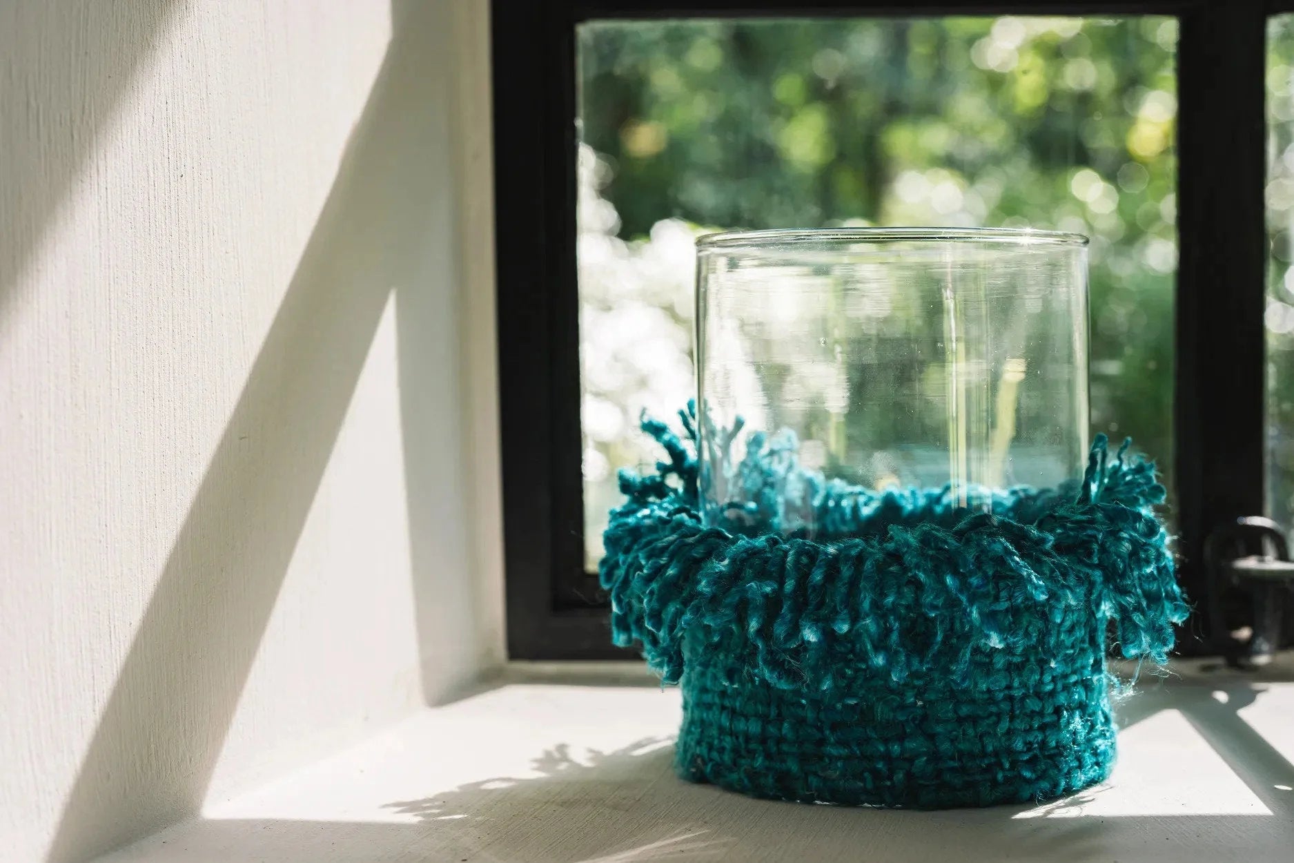 Photophore en verre avec manchon crocheté turquoise à franges, H15 cm